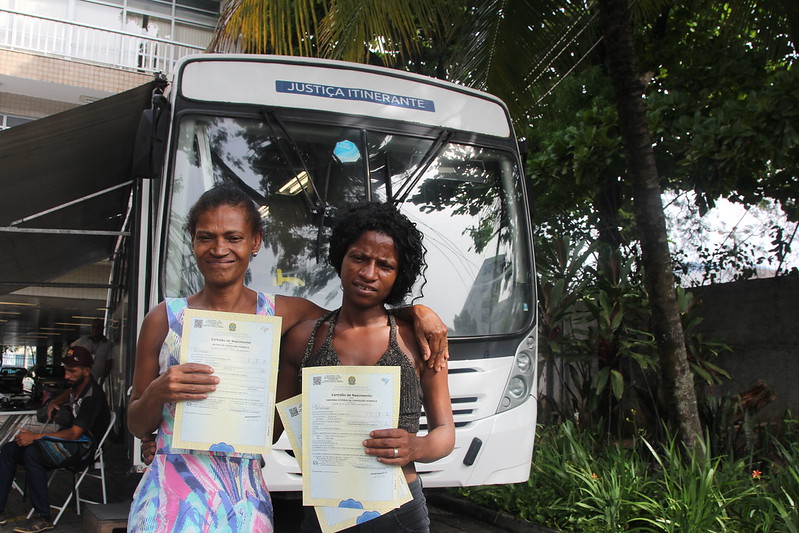 Foto: Jaciara e Suellen com a certidão de nascimento